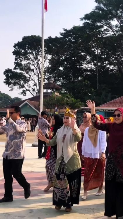 Pawai Dewan Guru beserta Staff SMAN 1 Kepahiang diiringi musik tradisional sanggar seni SMANSA dalam rangka kegiatan memeriahkan HUT ke -81 RI#smansakepahiang #humassmansakph #merdeka
